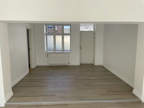 Butikslokalet bageste del med bagudgang