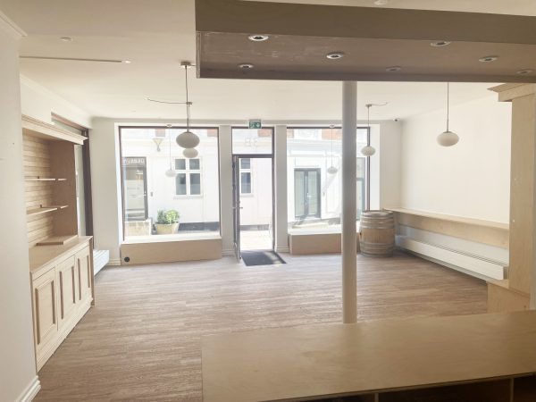 Butikslokale med to store vinduespartier