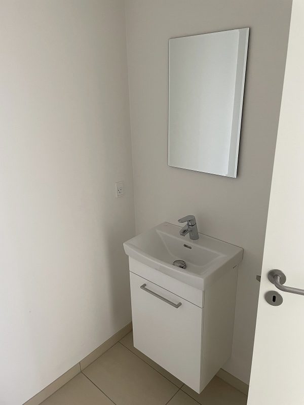 Toilet med håndvask og underskab